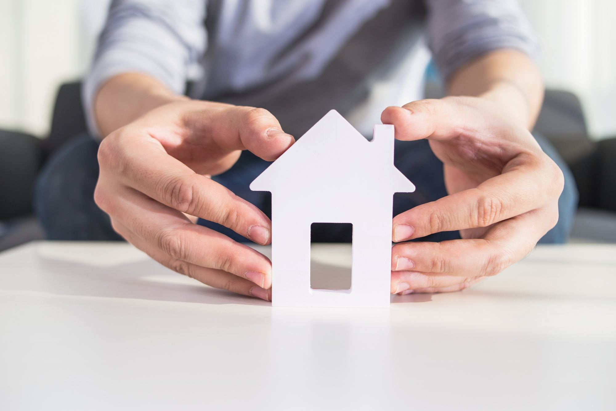 businessmen-hold-house-model-hand (2)